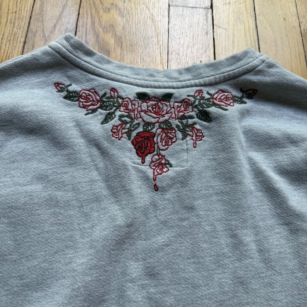 Adaptation Post LA Size L Gray Red Rose Floral Embroidered Crewneck Sweatshirt - Picture 14 of 15